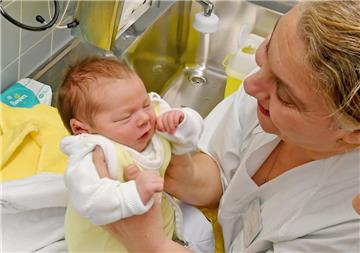 Im Februar hat die Helios-Klinik Wesermarsch ihre Kreißsäle dauerhaft geschlossen. Klinikgeburten sind im Landkreis seitdem nicht mehr möglich. Davon profitieren die Geburtskliniken im Umland.  