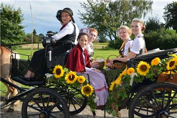 Krönung der Sonnenblumenkönigin in Bad Bederkesa