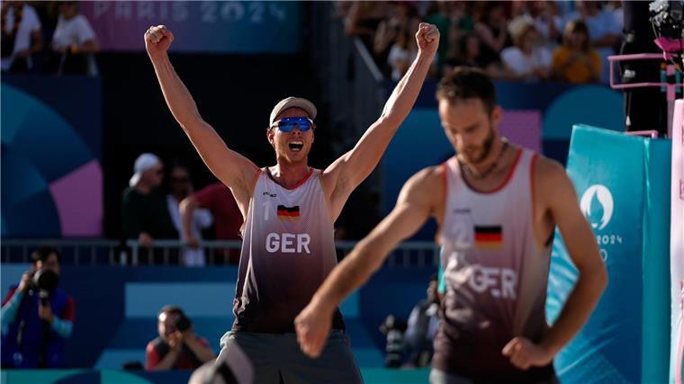 Im Finale treffen die Deutschen Nils Ehlers (l) und Clemens Wickler auf den großen Favoriten.
