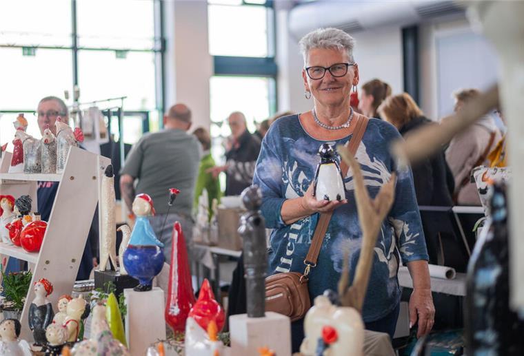 Ganz schön fischig! Bilder der Fischparty im Fischereihafen Bremerhaven Im Fischbahnhof stellten Künstler und Händler ihre Schmuckstücke beim Kunsthandwerkermarkt aus. Im Bild: Anke Bergmann.