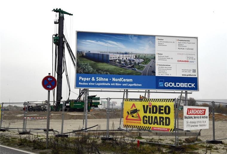 Im Fischereihafen (Bremerhaven) entsteht eine neue Halle für NordCeram. Blick auf die Baustelle mit Baustellenschild und Rampe.