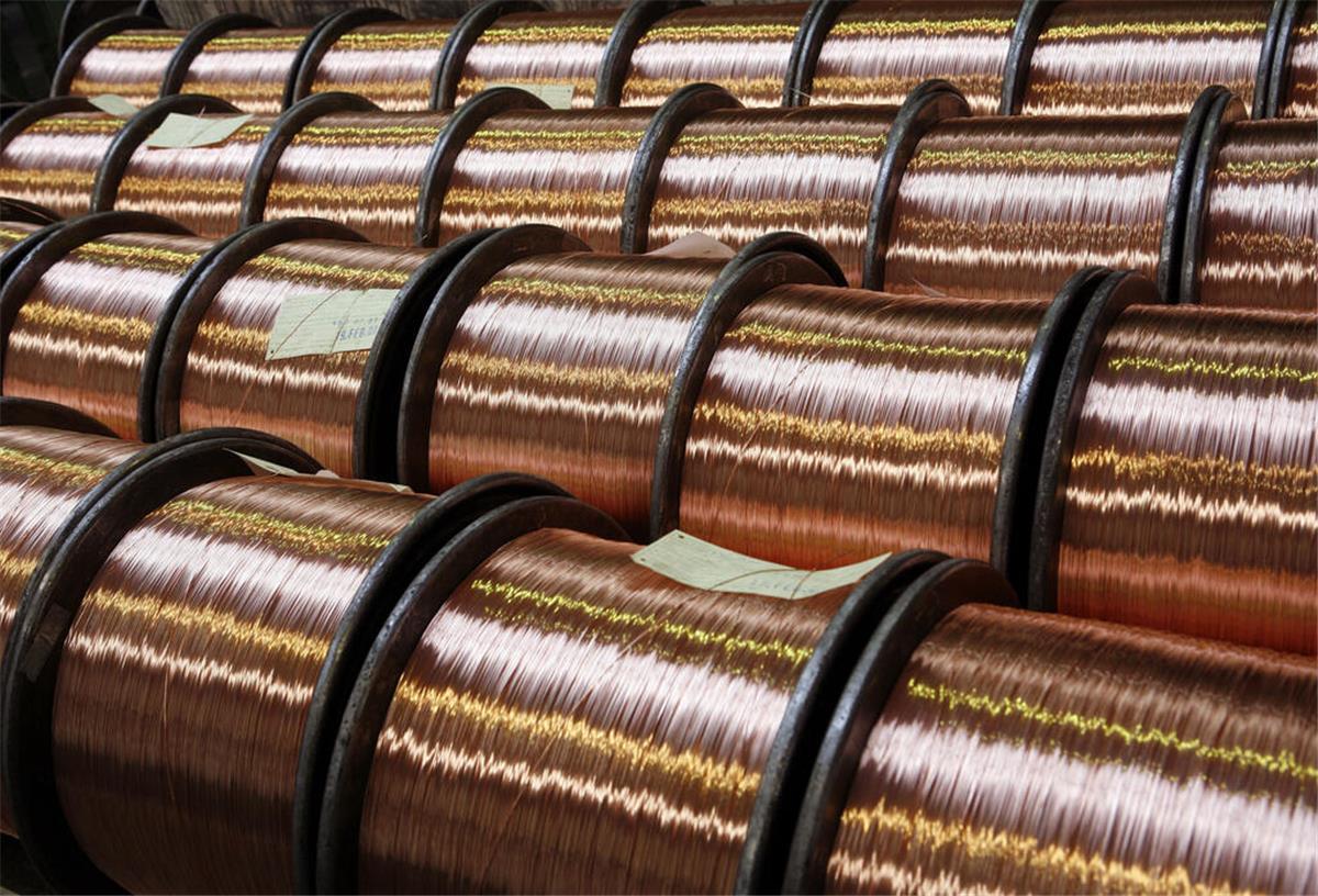 ARCHIV - Rollen mit Kupferdraht in einem metallverarbeitenden Betrieb in Dillenburg (Hessen, Archivfoto vom 20.02.2007). Auf die schlimmste Wirtschaftskrise seit Jahrzehnten folgte im vergangenen Jahr auch ein rasanter Preisverfall bei Industriemetallen. Doch vor allem beim Kupfer zeigt sich seit Wochen ein hoffnungsvolles Bild. Die Preise steigen wieder - und das massiv. Am Donnerstagmorgen (16.04.2009) war Kupfer an der New Yorker Rohstoffbörse Nymex so teuer wie seit einem halben Jahr nicht m
