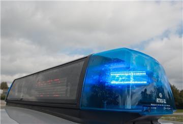 Ein Blaulicht leuchtet auf einem Polizeifahrzeug, aufgenommen am 11.10.2011 in Straubing (Niederbayern). 
