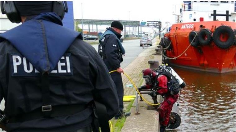 Brutaler Raub in Bremerhaven: Polizeitaucher suchen nach Tresor Im Fischereihafen suchten Polizeitaucher nach einem Tresor.