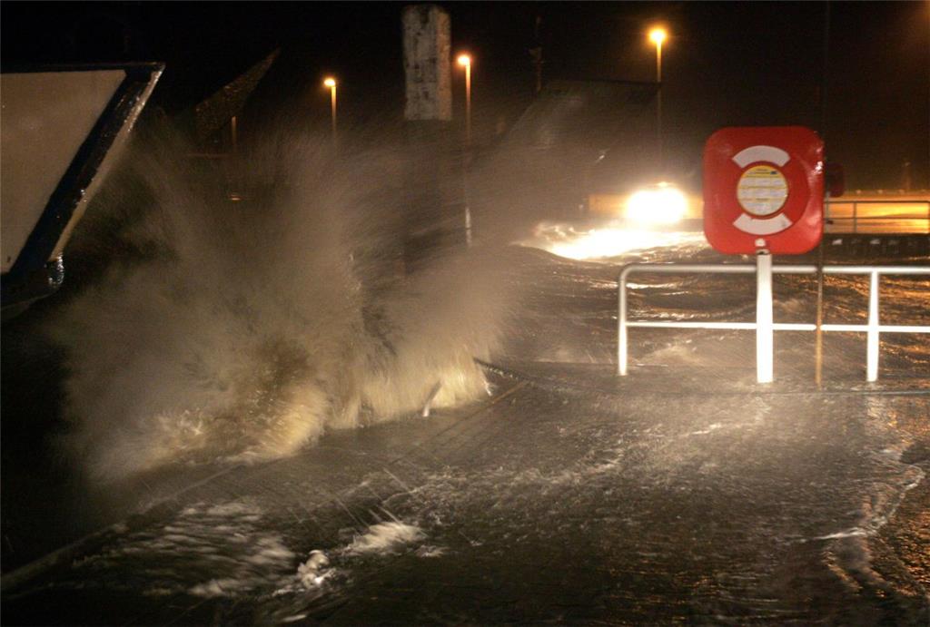 Im Fischereihafen von Norddeich (Niedersachsen) schlagen durch den Sturm riesige...