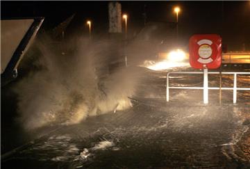 Im Fischereihafen von Norddeich (Niedersachsen) schlagen durch den Sturm riesige...