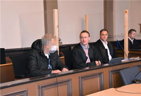 Im Fischerhuder Doppelmord-Prozess haben die Verteidiger des 65-jährigen Angeklagten (links) Revision eingelegt. 