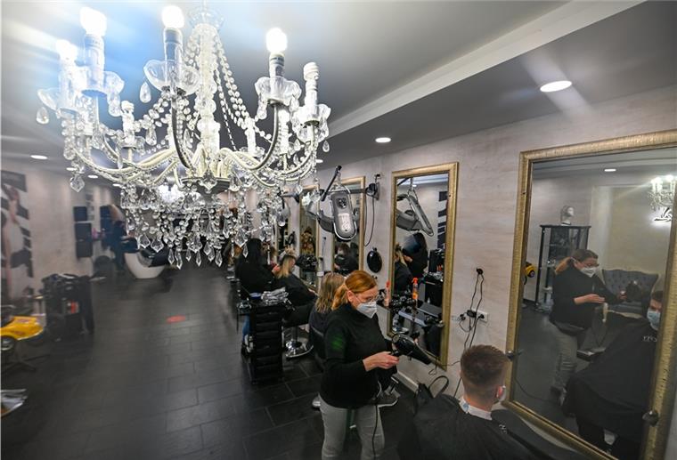 Im Friseursalon von Sidika Arslan in der Schillerstraße herrscht vor dem Lockdown von morgens früh bis „open end“ Hochbetrieb. Ihr Salon ist nicht der einzige, an dem es montags und dienstags hoch her geht.