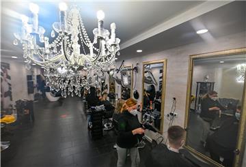 Im Friseursalon von Sidika Arslan in der Schillerstraße herrscht vor dem Lockdown von morgens früh bis „open end“ Hochbetrieb. Ihr Salon ist nicht der einzige, an dem es montags und dienstags hoch her geht.