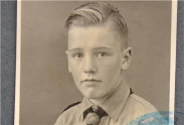 Im Frühjahr 1937 tritt Hans-Hermann Intemann mit neuneinhalb Jahren pflichtgemäß in das Jungvolk ein. Das Foto entsteht vor Ablegen der Pimpfenprobe. Erst wenn die bestanden ist, gibt es den ledernen Schulterriemen.