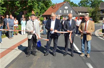 Im Frühjahr gab Armin Springwald (rechts), Bürgermeister der Gemeinde Kirchtimke, die sanierte Hepstedter Straße mit frei. Das Bauprojekt war eines der größten in seiner Amtszeit. Die endet nun viel früher als erwartet.   