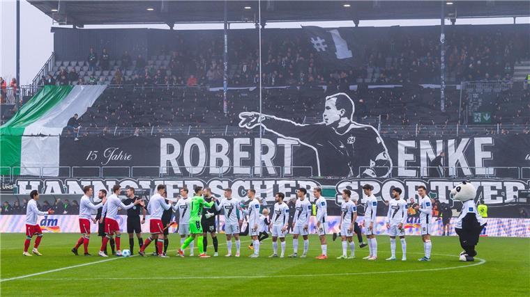 Im Gedenken an Robert Enke: Fans von Hannover 96 erinnern an seinem 15. Todestag an den früheren Nationaltorwart.