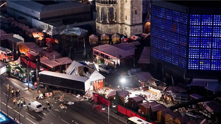 Lärm, Schreie: Doku über Anschlag auf dem Breitscheidplatz Im Gegensatz zu heute gab es damals rund um den Breitscheidplatz noch keine Schutzbarrieren (Archivbild)