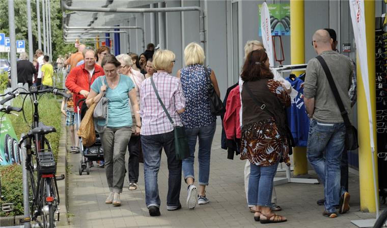 Im Gewerbegebiet Bohmsiel in aller Ruhe entspannt einkaufen und im Schaufenster Fischereihafen beim Hafenspektakel bummeln: Am Sonntag nutzten wieder Hunderte Besucher aus der Region dieses Kombinationsangebot. Am Sonntag, 9. Oktober, gibt es den nächsten verkaufsoffenen Sonntag in Bohmsiel. Im Schaufenster Fischereihafen finden dann Erntedankfest und die Energietage statt.
