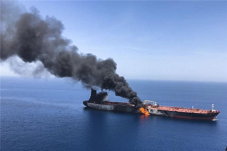 Im Golf von Oman geriet der Öltanker "Front Altair" der norwegischen Reederei Frontline nach einem Angriff in Brand. 
