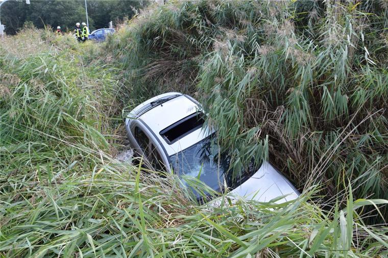 Bundesstraße 212 in Blexen: Auto landet im Graben Im Graben landete dieses Auto am Dienstagnachmittag an der Bundesstraße 212.