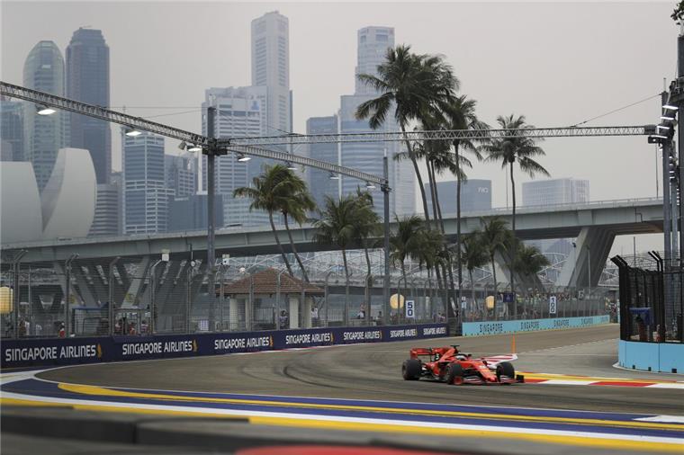 Ferrari-Jungstar Leclerc in Singapur unaufhaltsam Im großen Finale beim Qualifying in Singapur geht Sebastian Vettel ein zu hohes Risiko ein und verliert schon in den ersten Kurven zuviel Zeit.