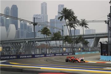 Im großen Finale beim Qualifying in Singapur geht Sebastian Vettel ein zu hohes Risiko ein und verliert schon in den ersten Kurven zuviel Zeit. 
