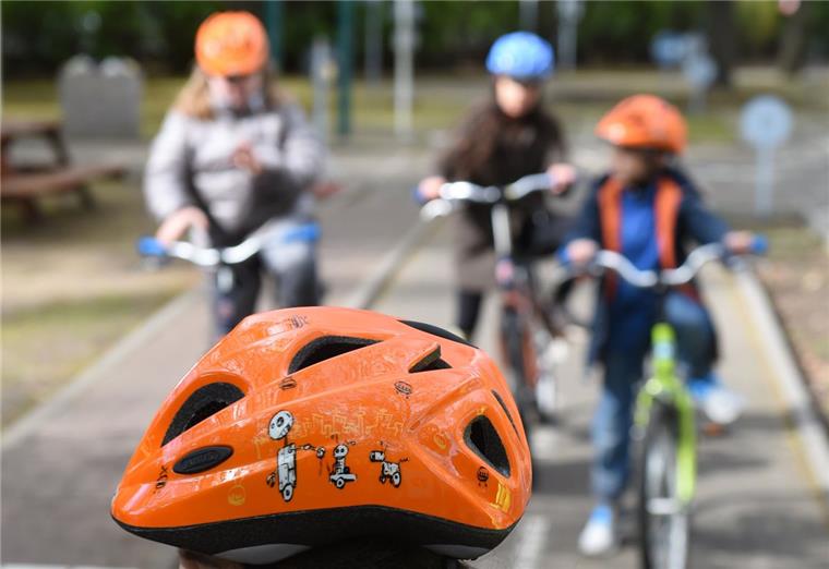 Immer mehr schwerverletzte Radfahrer in der Wesermarsch Im Grundschulalter ist die Akzeptanz eines Fahrradhelms bei den Kindern noch groß, danach nimmt sie rapide ab.