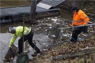 Im Hafen des Weser-Yacht-Clubs hatte sich viel Müll angesammelt. Die Entsorgungsbetriebe haben nun gehandelt.