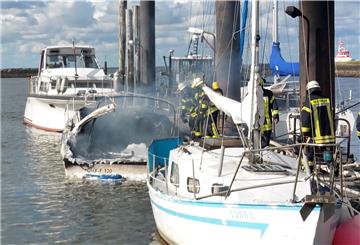 Im Hafen von Altenbruch brach am Dienstag Abend ein Feuer auf einem Boot aus.