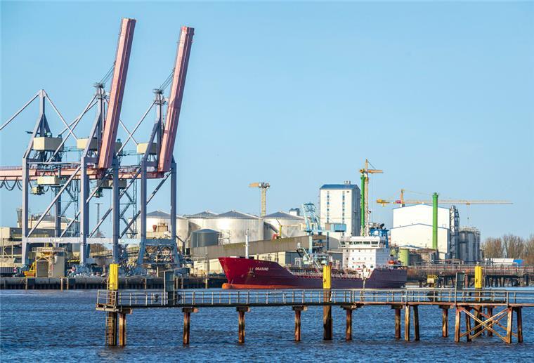 Im Hafen von Brake ist ein Binnenschiff leckgeschlagen. Eine Havarie konnte aber verhindert werden.
