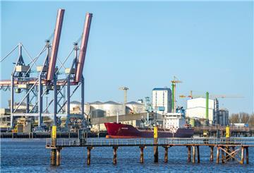 Im Hafen von Brake ist ein Binnenschiff leckgeschlagen. Eine Havarie konnte aber verhindert werden.