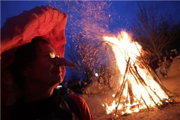 Im Harz soll in der Nacht zum Sonntag der Winter vertrieben werden: Bei zahlreichen Walpurgisfeiern in der Region werden Tausende Besucher erwartet.