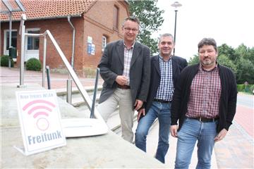 Im Hauptort Hagen stellen inzwischen viele Geschäftsleute freies WLAN zur Verfügung. Den Startschuss gaben im Sommer Bürgermeister Andreas Wittenberg (von links) sowie die Initiatoren Ralf Appel und Andreas Klimek. Nun sind die Dörfer dran. 
