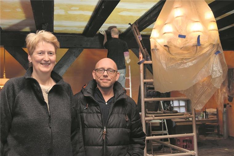 Im Hauptraum des Restaurants lassen Regina Modro und Nico Schmidt zurzeit die Decke renovieren. Die Fenster sind dort bereits ausgetauscht worden.