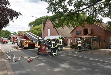Das Bild zeigt Feuerwehren beim Einsatz. 