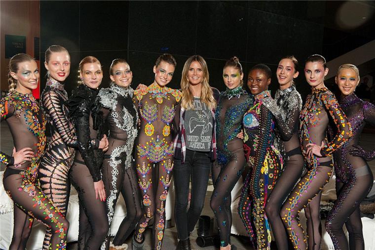 GNTM: Models sorgen für heikle Schlagzeilen Im hautengen Outfit konnte Modelkandidatin Maja (2. von links) die Jury überzeugen. Sie darf weiter vom Finale träumen.