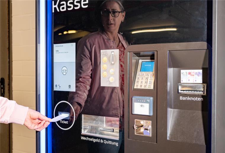 In Bremerhavens Parkhäusern kann jetzt auch mit Karte gezahlt werden Im „Havenwelten“-Parkhaus - wie auch in den anderen Parkhäusern - kann jetzt bargeldlos bezahlt werden.