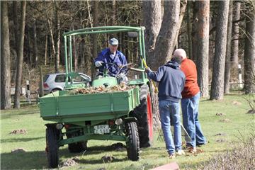 Im Hepstedter Ummelbad kommen jedes Jahr große Mengen Laub zusammen. Die werden beim Frühjahsrputz von Freiwilligen weggeschafft. 
