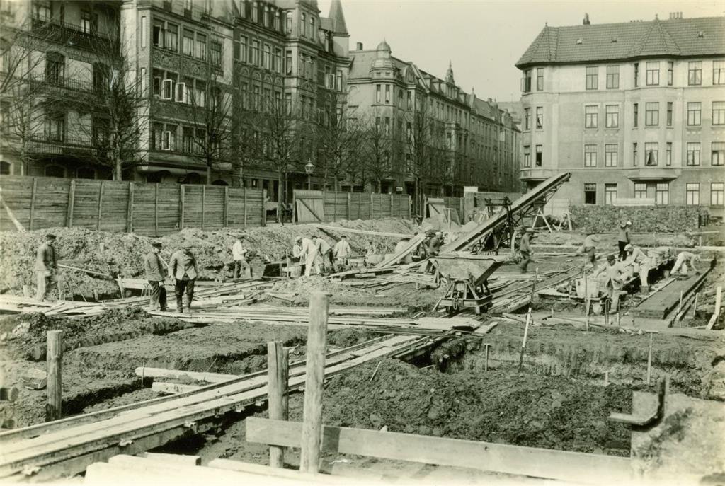Im Herbst 1928 wurde mit den Vorbereitungen für den Bau der Humboldtschule begon...