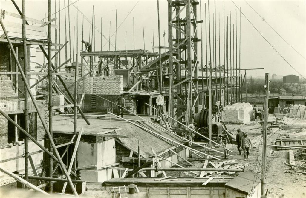 Im Herbst 1928 wurde mit den Vorbereitungen für den Bau der Humboldtschule begon...