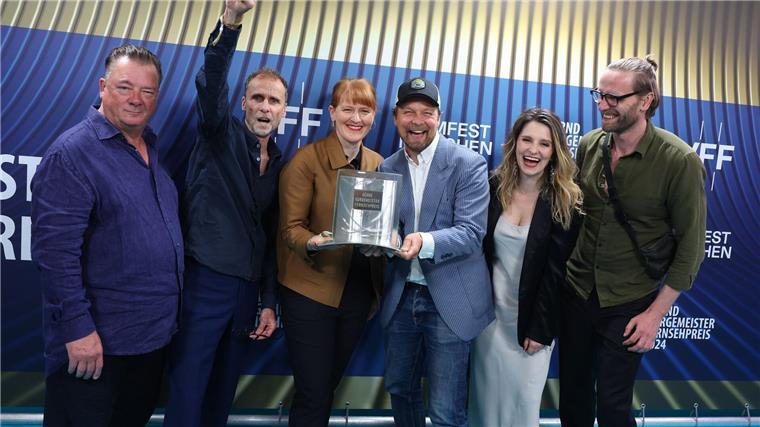 Preis für Vampir-Serie mit Damian Hardung Im Herbst soll die Vampir-Serie „Love Sucks“ mit „Maxton Hall“-Star Damian Hardung in der ZDF Mediathek starten. Nun gab es dafür schon mal eine Auszeichnung. Auf dem Filmfest München bekamen die Produzenten Oliver Arnold, Artemis Kobra und Hannes Höhn den Preis als beste Serie. Am Mittwoch ist die Fantasy-Serie auf dem Festival schon mal vorab zu sehen.