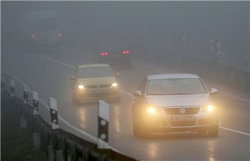 Im Herbst sollten Autofahrer die Beleuchtung ihres Wagens im Blick behalten.


