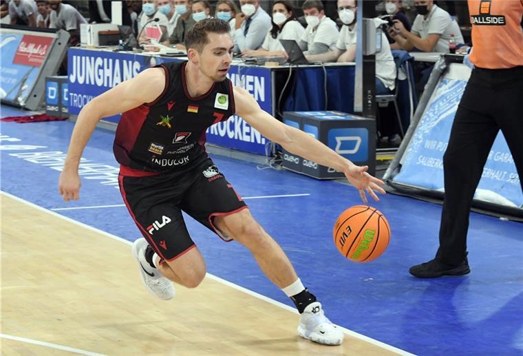 Im Hinspiel feierte Adrian Breitlauch mit Quakenbrück einen Sieg gegen die Eisbären. Das Rückspiel wird der Bremerhavener verpassen - und nicht nur das.