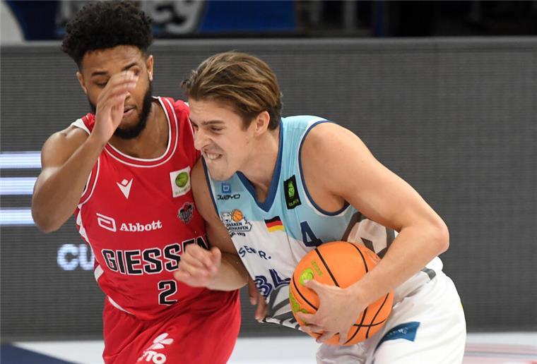 Nach eindeutigem Sieg im Hinspiel: Eisbären treffen erneut auf Gießen Im Hinspiel fertigten die Eisbären mit Lennard Larysz (rechts) die Gießener um Jordan Barnes mit 38 Punkten in der Stadthalle ab.