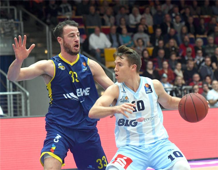 Die Eisbären warten schon lange auf einen Sieg in Oldenburg Im Hinspiel hatte Ex-Eisbär Philipp Schwethelm (links) mit Oldenburg gegen Jordan Hulls die Nase vorne.