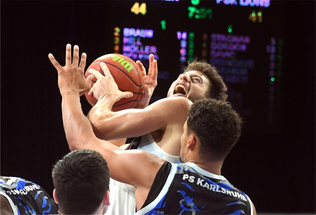 Im Hinspiel hatten Sid-Marlon Theis und die Eisbären gegen die Lions Karlsruhe mit 87:58 das bessere Ende für sich.