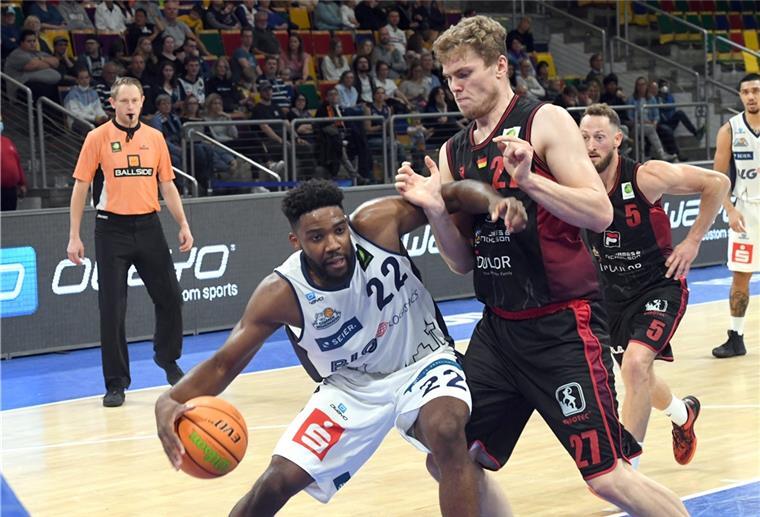 Im Hinspiel mussten die Eisbären mit DJ Laster (links) eine 83:94-Niederlage gegen die Artland Dragons aus Quakenbrück hinnehmen.