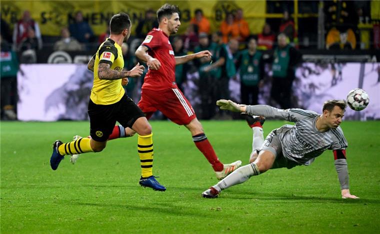 Heute Abend Showdown in München: Bayern erwartet Dortmund Im Hinspiel: Paco Alcacer (links) von Dortmund erzielt das 3:2 gegen Javi Martinez (Mitte) und Torwart Manuel Neuer von München.
