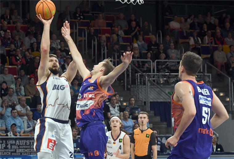 Im Hinspiel unterlagen die Eisbären mit Hendrik Drescher (links) dem Topteam Phoenix Hagen.