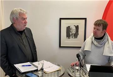 Im Hintergrund guckte Willi Brandt zu, wie Sozialstadrat Uwe Parpart (links) in der live auf Facebook übertragenen SPD-Sprechstunde Fragen beantwortete.