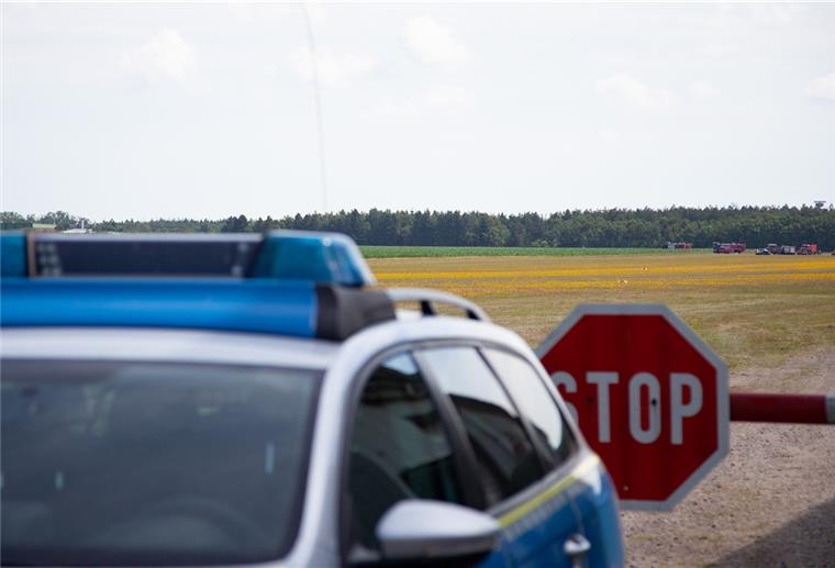 Flugzeugabsturz in Nordholz: Identität der Opfer steht fest Im Hintergrund ist die Absturzstelle in Nordholz zu sehen.