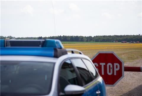Im Hintergrund ist die Absturzstelle in Nordholz zu sehen.