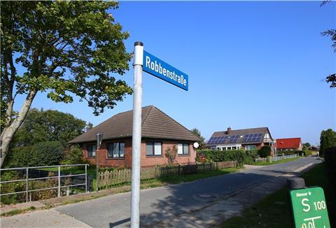 Im Hintergrund steht ein nicht genehmigtes Ferienhaus in der Robbenstraße in Tossens.