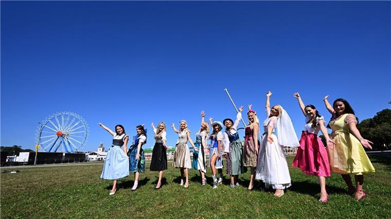 Die Dirndl-Trends 2024: Samtig und farbenfroh Im Hintergrund steht schon das Riesenrad. Die Wiesn beginnt am 21. September (Foto Produktion).